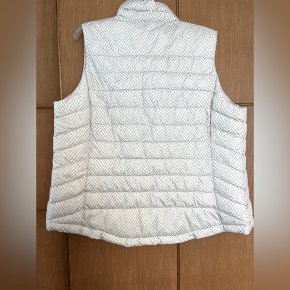 GAP Gray Puffer Vest Size XL - Picture 2 of 3